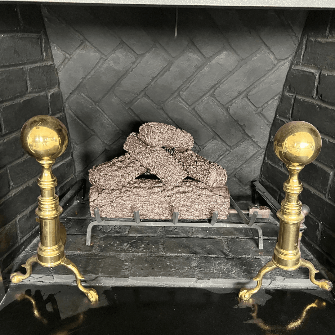 Gas log set with natural-looking bark pattern and glowing amber embers