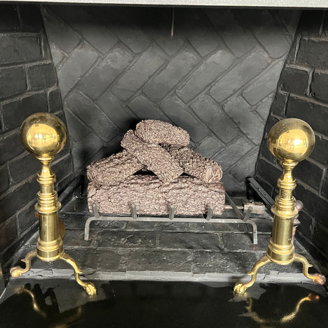 Gas log set with natural-looking bark pattern and glowing amber embers